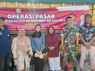 Babinsa Koramil 16/Muara Dua Kawal Operasi Pasar Murah Demi Kesejahteraan Rakyat