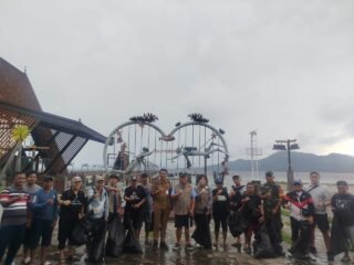 Babinsa Koramil 1309-01/STB Kodim 1309/Manado Bersama Ketua KONI Dan Masyarakat Laksanakan Pembersihan Pantai Pulau Bunaken