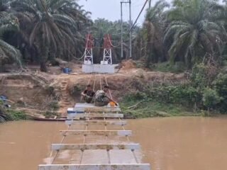 Harapan Warga Desa Batu Gajah Semakin Nyata, Pembangunan Jembatan Garuda Kodim 0313/KPR Berjalan Pesat