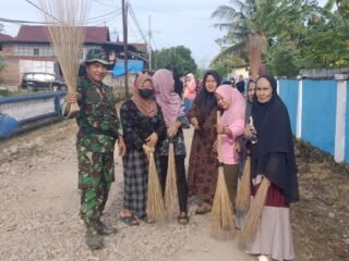 Wujud Kemanunggalan, Serma Kamaruddin Bersama Warga Desa Passeno Gelar Karya Bakti Bersama