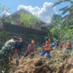 Semangat Gotong Royong Di Timuhun, TNI Polri Bersama BPBD Dan Warga Menyatu Evakuasi Pohon Bambu Roboh Yang Tutup Saluran Sungai