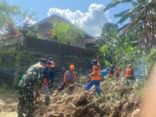 Semangat Gotong Royong Di Timuhun, TNI Polri Bersama BPBD Dan Warga Menyatu Evakuasi Pohon Bambu Roboh Yang Tutup Saluran Sungai