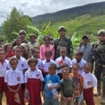 TNI Hadir untuk Warga Perbatasan: Pos Oksop Satgas Swasembada Yonif 751/VJS Anjangsana ke Kampung Alutbakon, Berbagi Bola, Seragam, Perlengkapan Sekolah, dan Pengobatan