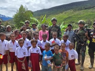 TNI Hadir untuk Warga Perbatasan: Pos Oksop Satgas Swasembada Yonif 751/VJS Anjangsana ke Kampung Alutbakon, Berbagi Bola, Seragam, Perlengkapan Sekolah, dan Pengobatan