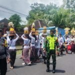 Pastikan Aman dan Lancar, Babinsa Bunutin Kawal Prosesi Melasti ke Segara Watu Klotok