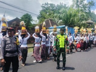 Pastikan Aman dan Lancar, Babinsa Bunutin Kawal Prosesi Melasti ke Segara Watu Klotok