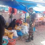 Babinsa Kelurahan Baula Koramil 02/Tellu Limpoe Pantau Ketersediaan dan Harga Bahan Pokok di Pasar Sentral Amparita
