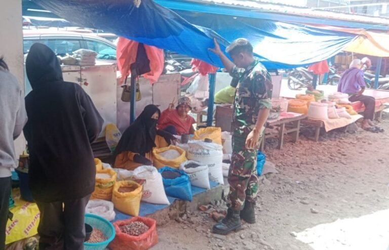Babinsa Kelurahan Baula Koramil 02/Tellu Limpoe Pantau Ketersediaan dan Harga Bahan Pokok di Pasar Sentral Amparita