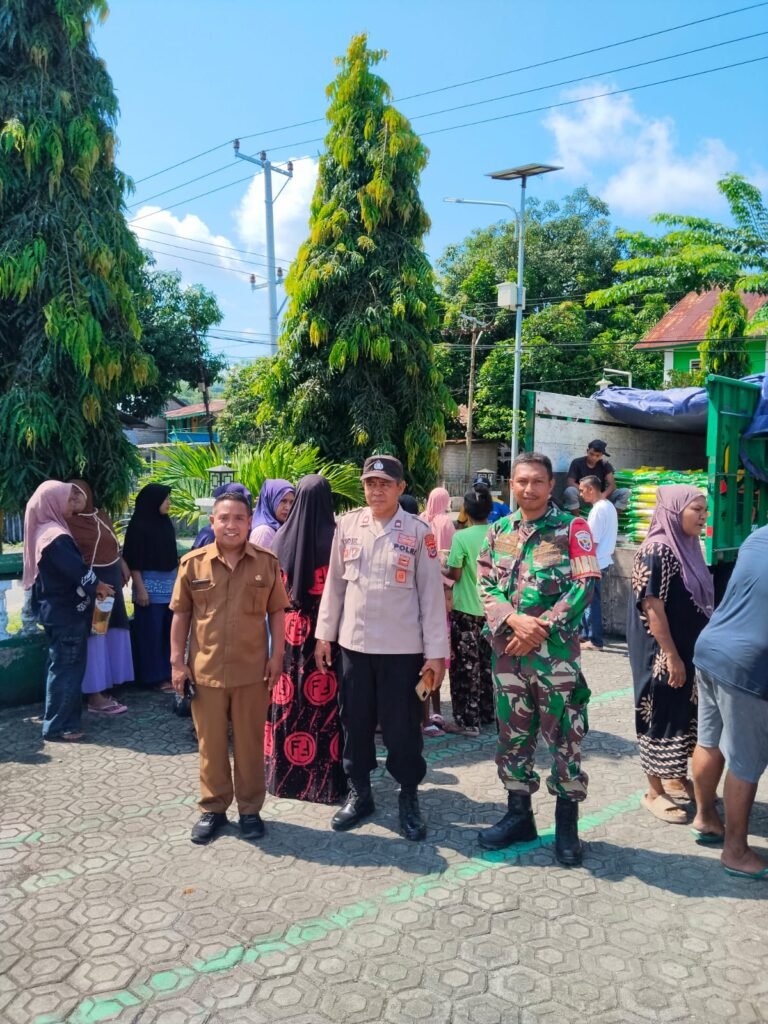 Pasar Murah Babinsa Koramil 1612-02/Reok Jadi Angin Segar bagi Warga Reo