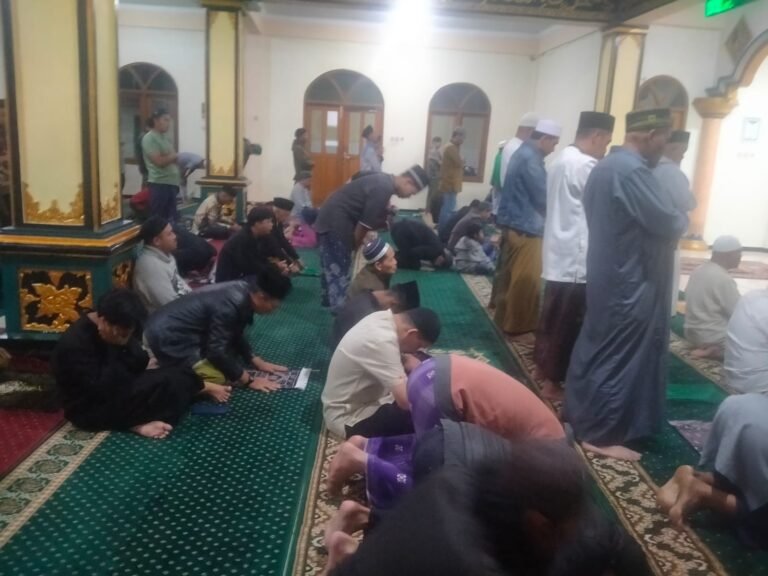 Koramil 1612-01/Ruteng Amankan Sholat Tarawih, Wujudkan Rasa Aman Bagi Jamaah