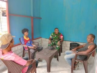 Melalui Komsos Babinsa Ramil 1512-01/Weda Jaga Toleransi Umat Beragama di Bulan Ramadhan