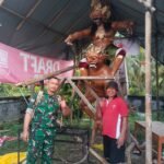 Jelang Hari Raya Nyepi, Babinsa Tembuku Pantau Pembuatan Ogoh-Ogoh di Banjar Tembuku Sesetan