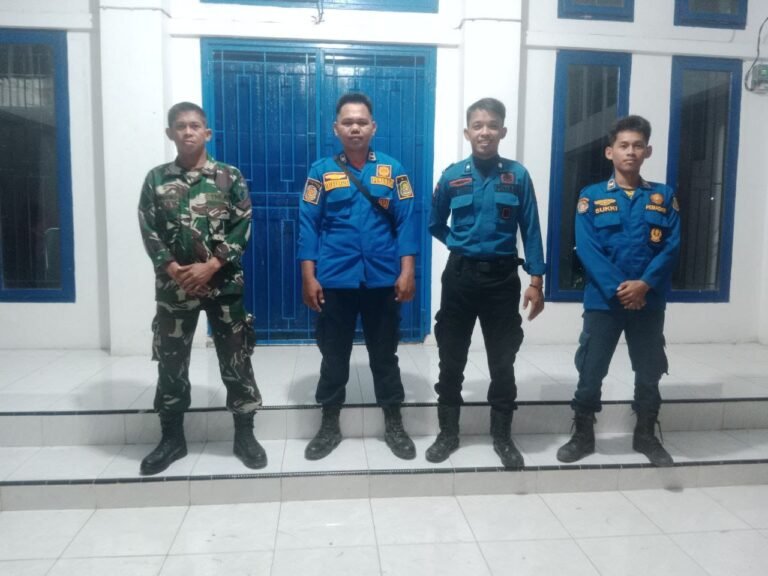 Tingkatkan Keamanan Wilayah, Babinsa Koramil 1420-02/Tellu Limpoe dan Damkar Patroli Siskamling Bersama di Amparita