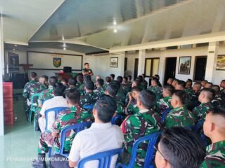 Komandan Kodim 0428/MukoMuko Berikan Pengarahan (JamDan) Pelepasan Cuti Gelombang I, Serta Penyerahan Bingkisan Lebaran 1447 H