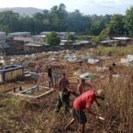 Babinsa Sertu Sudirman Pimpin Gotong Royong Warga Siapkan TPU Jelang Lebaran