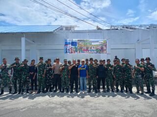 Wujud Kemanunggalan TNI - Rakyat, Kodim 1310/Bitung dan Yonif TP 916/BS bersama Warga Gelar Karya Bakti Pembersihan Kompleks Kanopi Bitung