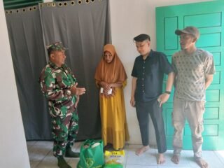 Hangatnya Kepedulian TNI di Ujung Gampong, Dandim 0103/Aceh Utara Salurkan Bingkisan Lebaran untuk Warga Blang Majrun
