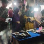 Jelang Idul Fitri, Babinsa Koramil 01/Panca Lautang Pantau Ketersediaan dan Harga Bahan Pokok di Pasar Sentral Bilokka