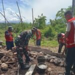 Kemanunggalan TNI-Rakyat, Babinsa Koramil 1612-05/Satar Mese Bantu Warga Bangun Fasilitas Sosial
