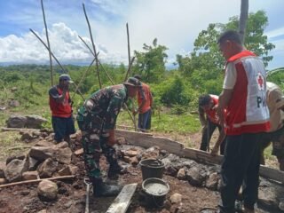 Kemanunggalan TNI-Rakyat, Babinsa Koramil 1612-05/Satar Mese Bantu Warga Bangun Fasilitas Sosial