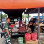Pastikan Stok Pangan Aman Jelang Lebaran, Babinsa Kelurahan Rappang Pantau Harga Sembako di Pasar Sentral Rappang