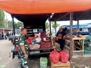 Pastikan Stok Pangan Aman Jelang Lebaran, Babinsa Kelurahan Rappang Pantau Harga Sembako di Pasar Sentral Rappang