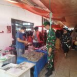 Anggota Koramil 07/Baranti Periksa Harga dan Ketersediaan Sembako di Pasar Sentral Baranti