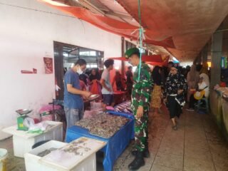 Anggota Koramil 07/Baranti Periksa Harga dan Ketersediaan Sembako di Pasar Sentral Baranti