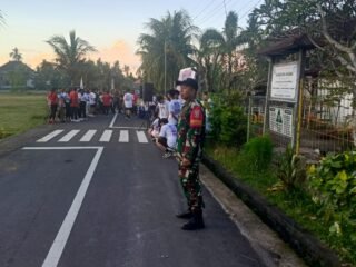 Jalan Santai HUT Ke 41 STT Eka Panji, Babinsa Paksebali Bersama Bhabinkamtibmas Gelar Pengamanan