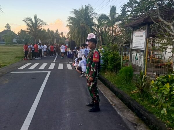 Jalan Santai HUT Ke 41 STT Eka Panji, Babinsa Paksebali Bersama Bhabinkamtibmas Gelar Pengamanan