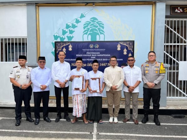 Dandim Klungkung Dampingi Wabup Klungkung Hadiri Penyerahan Remisi Khusus Kepada Narapidana Di Rutan Kelas IIB Klungkung