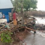 Babinsa Koramil 1612-04/Elar Sigap Bantu Warga Bersihkan Dampak Banjir Rob di Manggarai Timur