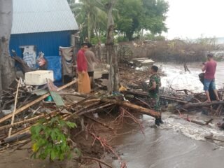 Babinsa Koramil 1612-04/Elar Sigap Bantu Warga Bersihkan Dampak Banjir Rob di Manggarai Timur