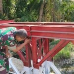 Babinsa Sigap Patroli Jembatan Bailey, Pastikan Akses Warga Dewantara Tetap Aman dan Lancar