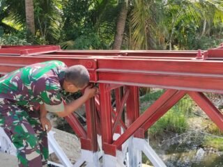 Babinsa Sigap Patroli Jembatan Bailey, Pastikan Akses Warga Dewantara Tetap Aman dan Lancar