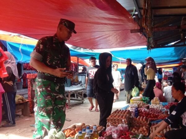 Pastikan Stok Aman, Babinsa Koramil 1420-01 Pantau Harga Sembako di Pasar Sentral Bilokka Sidrap