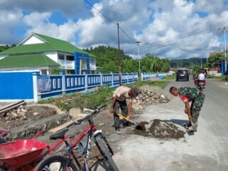 Wujudkan Infrastruktur Mandiri, Sertu Jabar Abdul Faruk  Babinsa Koramil 1512-01/Weda Pimpin Karbak Pembuatan Saluran Air