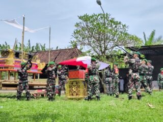 Tembakan Salvo Warnai Upacara Perabuan Militer Almarhum nPeltu ( Purn )  Ketut Nusa