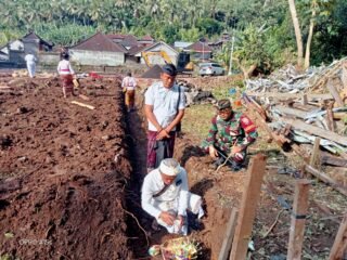 Dukung Program Pemerintah Dan Lestariak Budaya Lokal, Babinsa Pikat  Hadiri Upacara Ngeruak Di Lahan KDKMP