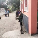 Babinsa Koramil 1420-04/Watang Pulu Gelar Karya Bakti Bersihkan Saluran Air
