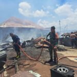 Aksi Sigap Babinsa Kodim 1309/Manado Bersama Aparat dan Warga Padamkan Kebakaran di Kelurahan Singkil I