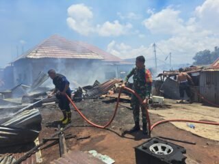 Aksi Sigap Babinsa Kodim 1309/Manado Bersama Aparat dan Warga Padamkan Kebakaran di Kelurahan Singkil I