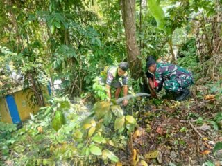 Bantu Kebutuhan Warga Binaan, Babinsa Bantu Pemasangan Pipa Air Bersih