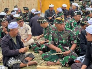 Perkuat Sinergi TNI dan Adat, Korem 163/Wira Satya Ngayah di Pura Ulun Danu Batur