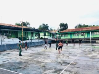 Kodim 1621/TTS Fasilitasi TC Volly, Pelajar Dibina Langsung Oleh Anggota Kodim Serda Andi, dan Kopda Melky
