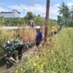 Tingkatkan Kelancaran Pengairan, Babinsa Padangloang Alau Bersama Warga Bersihkan Saluran Irigasi