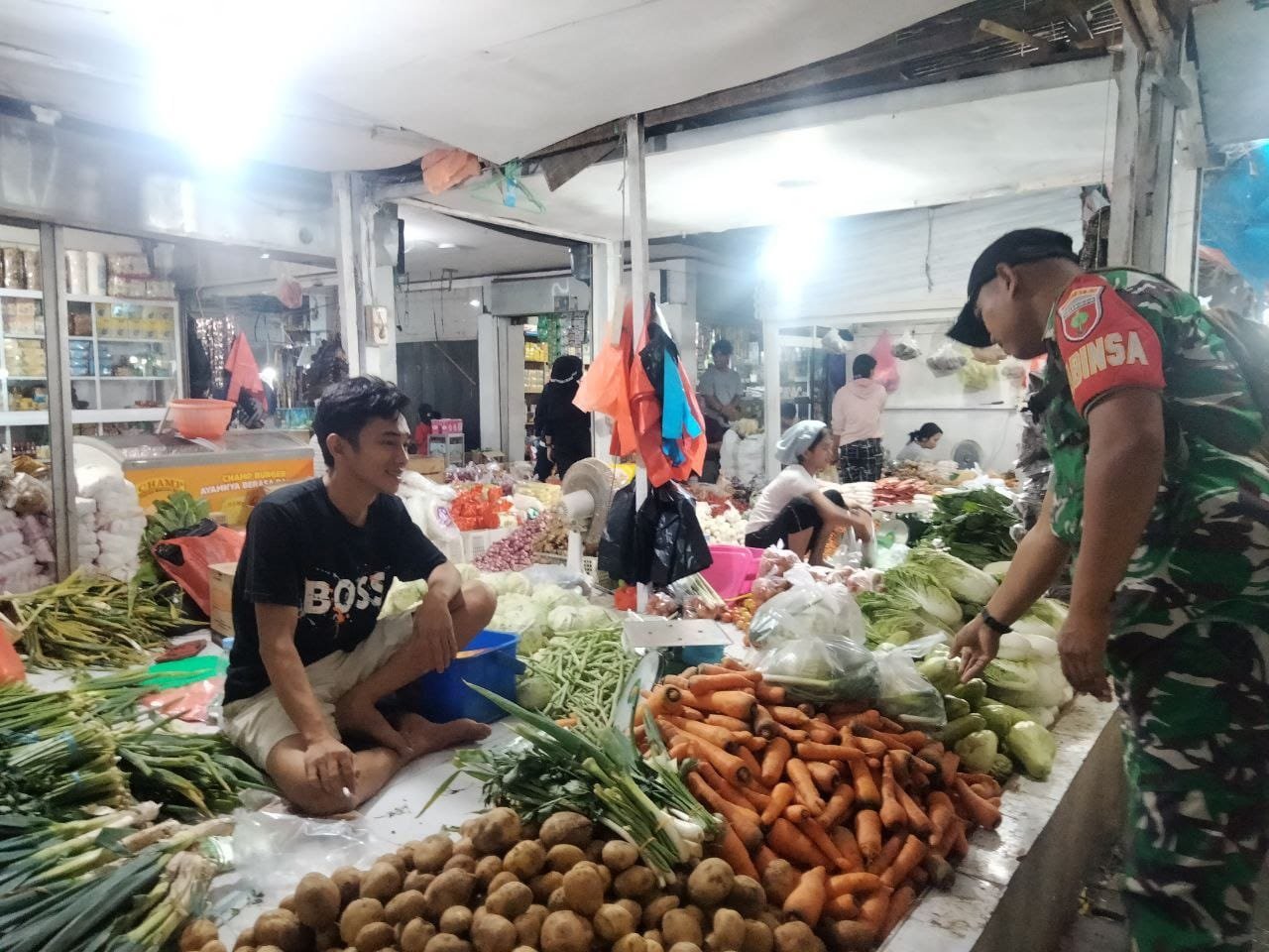 Pastikan Stok Aman, Babinsa Koramil 1420-05/Dua Pitue Pantau Harga Pangan di Pasar Sentral Tanru Tedong
