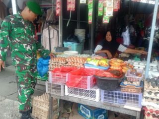Pastikan Stok Pangan Aman, Babinsa Koramil 1420-03/Maritengngae Pantau Harga Sembako di Pasar Sentral Pangkajene