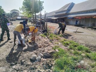 Koramil 1420-06/Panca Rijang Gelar Karya Bakti, Bersihkan Pasar Sentral Rappang