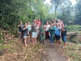 Danramil 1309/04 PTM Kapten Arm Zadrak Carles Sonlay Bersama Batuud dan Babinsa Laksanakan Komsos di Desa Lota